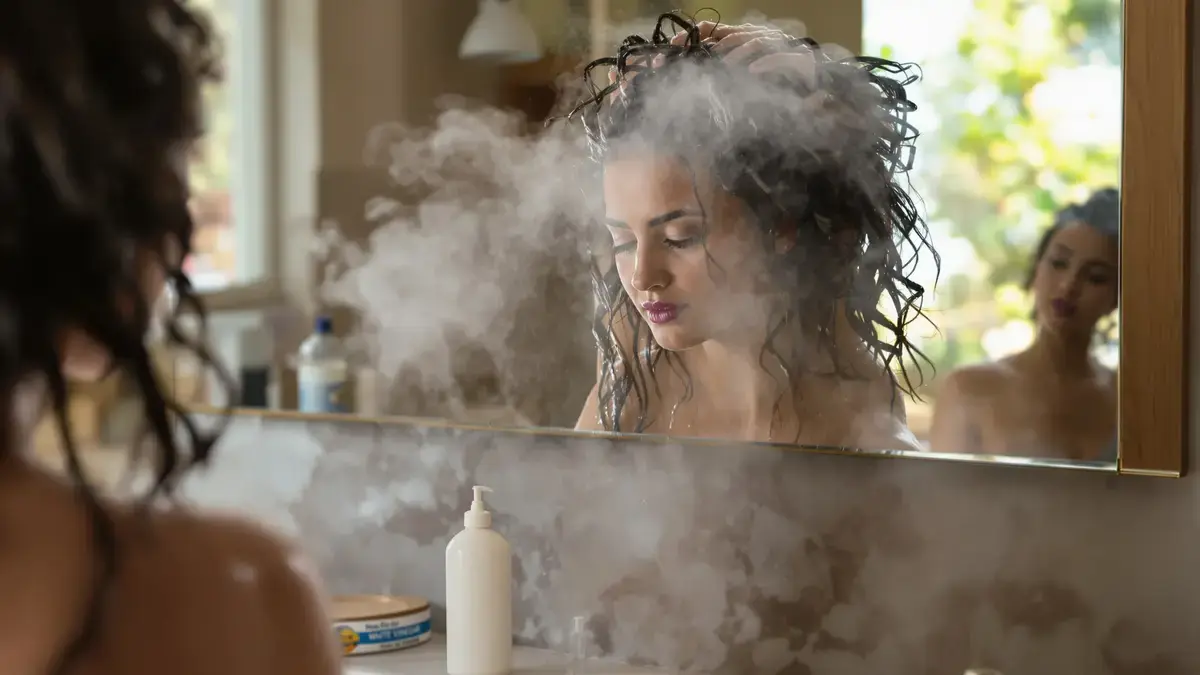 Je haar wassen met witte azijn: wat deze methode volgens experts echt verandert