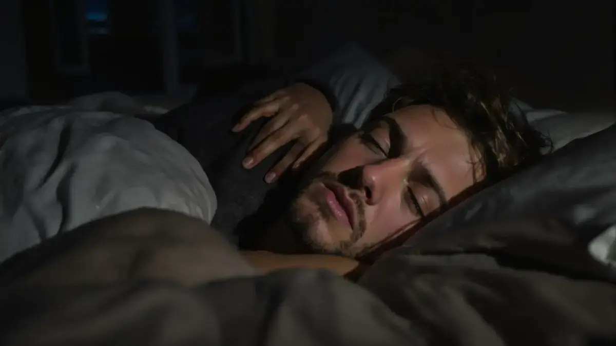 Waarom lijkt het alsof je valt net voordat je in slaap valt?